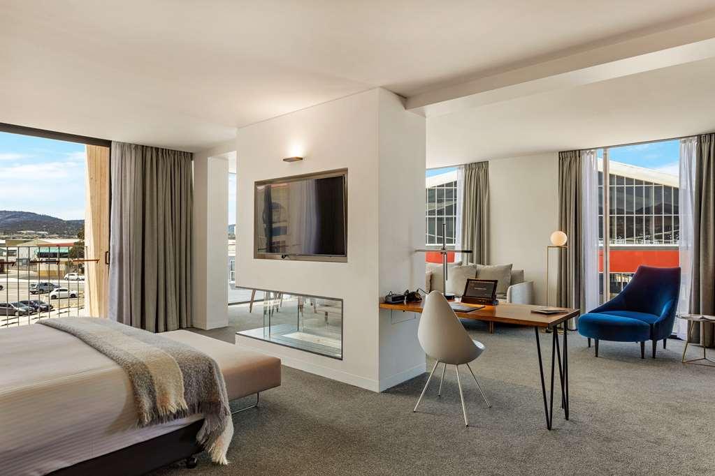 맥q 01 호텔 호바트 객실 사진 A room at the Hotel