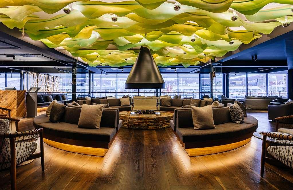 맥q 01 호텔 호바트 레스토랑 사진 The interior of the lounge