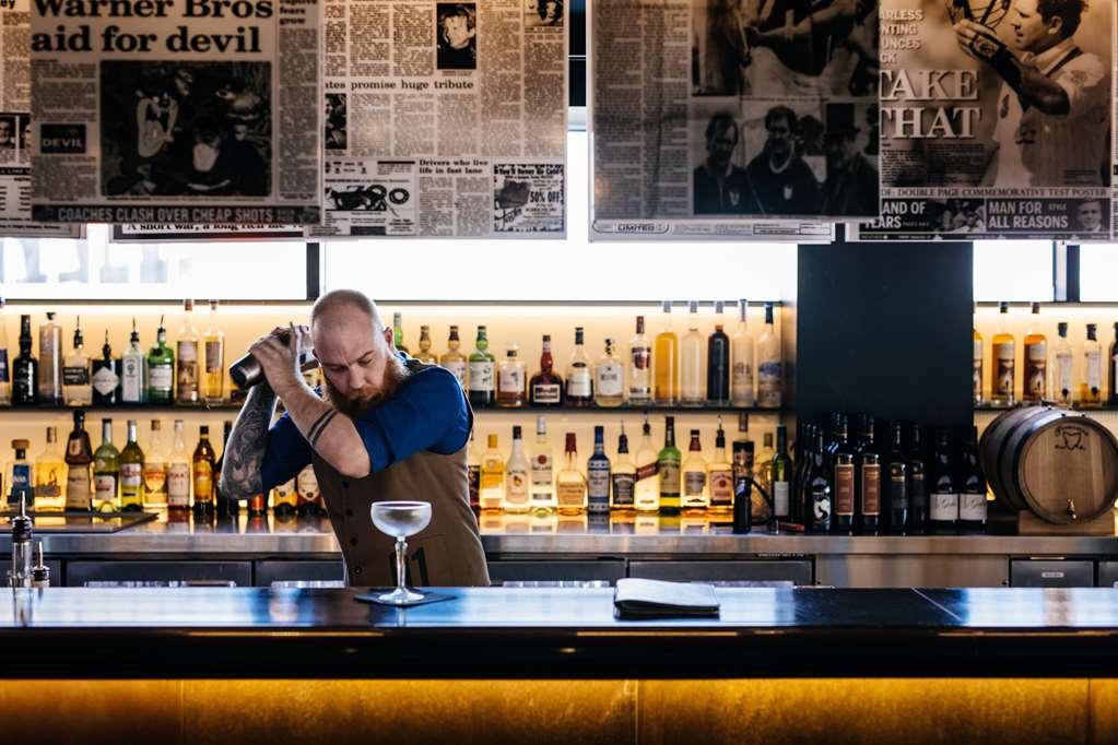 맥q 01 호텔 호바트 레스토랑 사진 A bartender at work