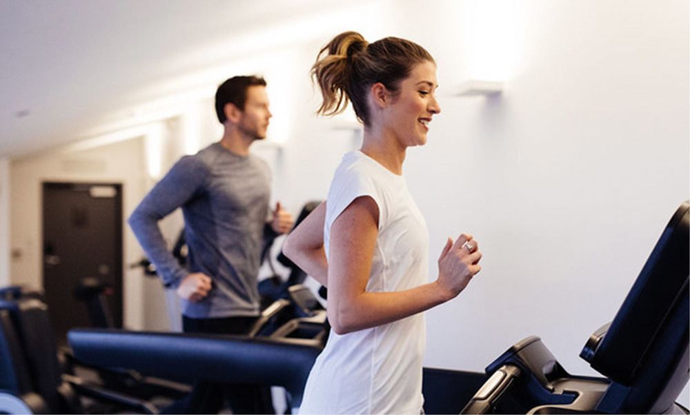 맥q 01 호텔 호바트 외부 사진 A woman on a treadmill