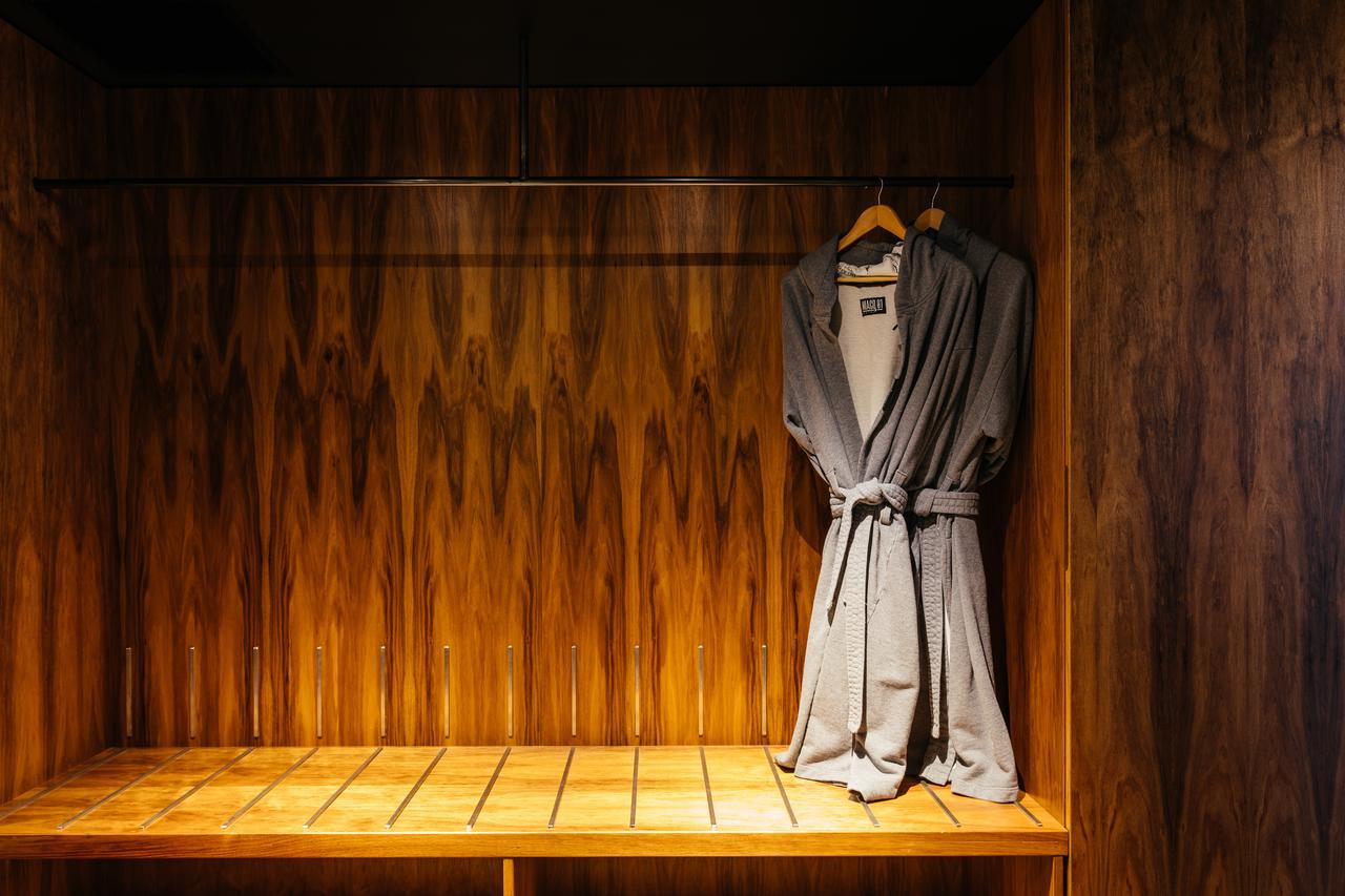 맥q 01 호텔 호바트 외부 사진 A bathrobe hanging on a wooden bench