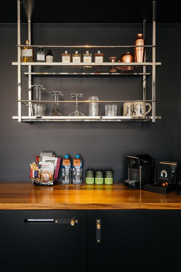 맥q 01 호텔 호바트 외부 사진 A wall-mounted kitchen rack