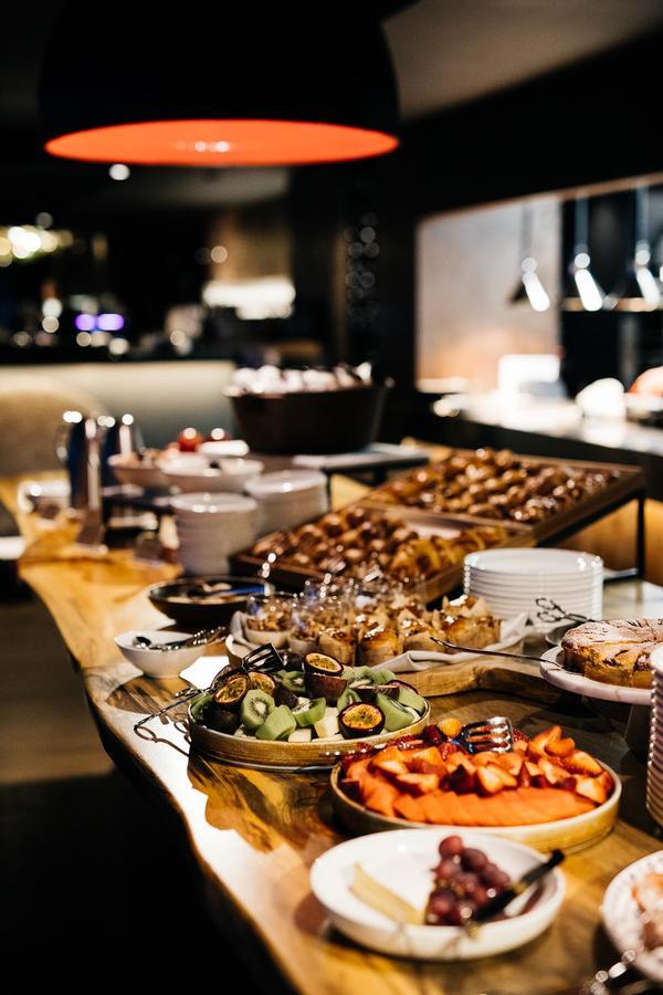맥q 01 호텔 호바트 외부 사진 A buffet at a hotel